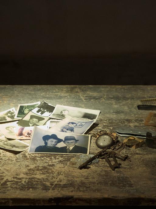 Persönliche Dinge (Fotos, Uhren, Brillen) von ermordeten Juden in einem Schaukasten im Lager 2 des ehemaligen Konzentrationslagers Auschwitz-Birkenau in Polen (Foto vom 26.11.14). Persönliche Dinge (Fotos, Uhren, Brillen) von ermordeten Juden in einem Schaukasten im Lager 2 des ehemaligen Konzentrationslagers Auschwitz-Birkenau in Polen (Foto vom 26.11.14).