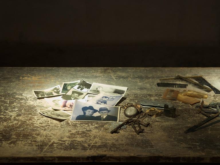 Persönliche Dinge (Fotos, Uhren, Brillen) von ermordeten Juden in einem Schaukasten im Lager 2 des ehemaligen Konzentrationslagers Auschwitz-Birkenau in Polen (Foto vom 26.11.14). Persönliche Dinge (Fotos, Uhren, Brillen) von ermordeten Juden in einem Schaukasten im Lager 2 des ehemaligen Konzentrationslagers Auschwitz-Birkenau in Polen (Foto vom 26.11.14).