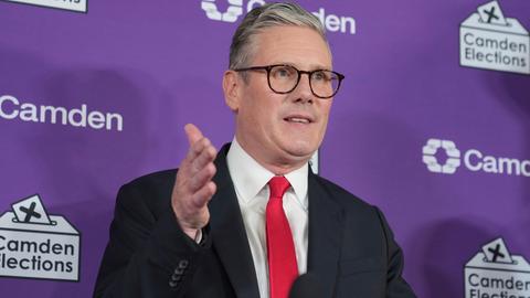 Keir Starmer hält eine Ansprache in seinem Wahlbezirk.