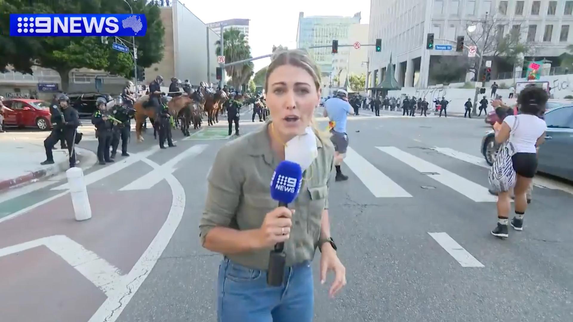 Los Angeles: Ein am 9. Juni 2025 zur Verfügung gestelltes Bild der 9News US-Korrespondentin Lauren Tomasi, bevor sie von einem Gummigeschoss getroffen wird, das von einem Polizisten während der gewalttätigen Proteste in Los Angeles abgefeuert wurde. Los Angeles: Ein am 9. Juni 2025 zur Verfügung gestelltes Bild der 9News US-Korrespondentin Lauren Tomasi, bevor sie von einem Gummigeschoss getroffen wird, das von einem Polizisten während der gewalttätigen Proteste in Los Angeles abgefeuert wurde.