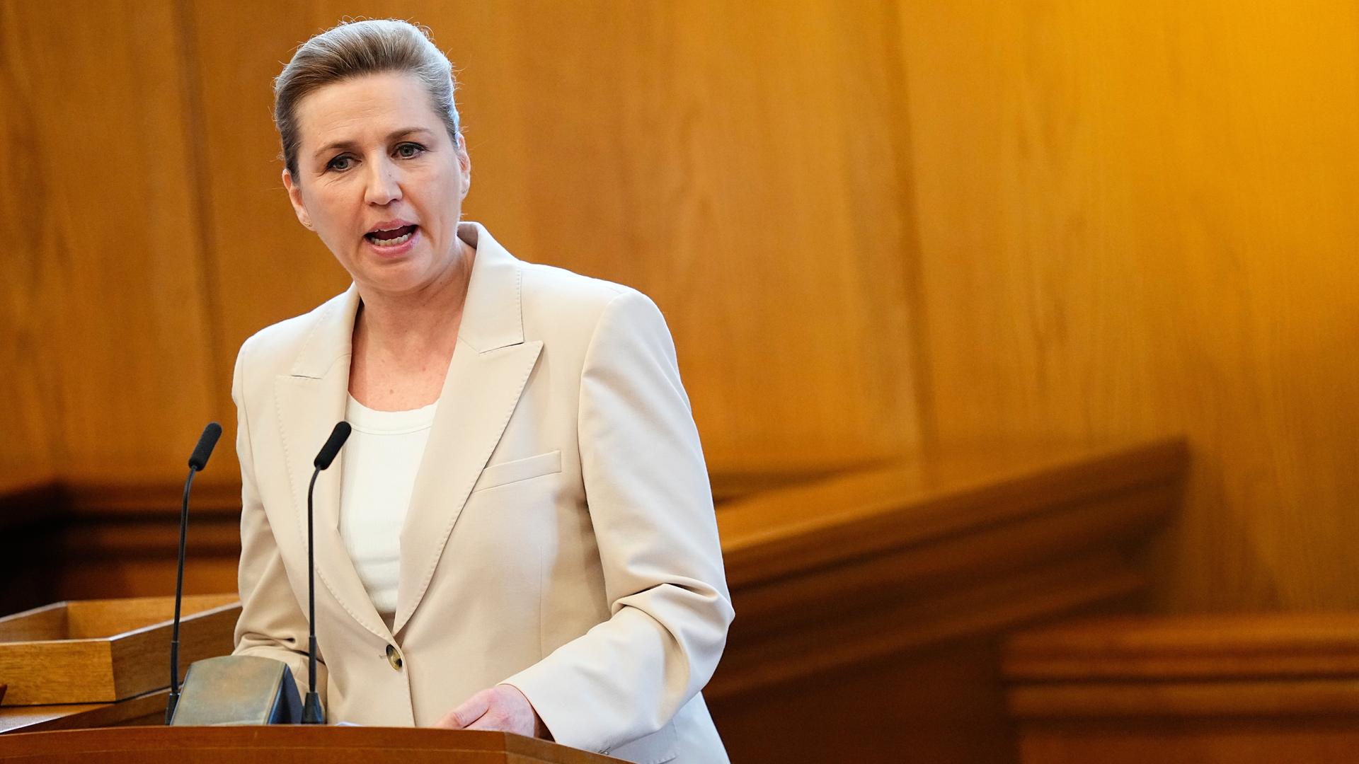 Die dänische Regierungschefin Mette Frederiksen spricht im Parlament in Kopenhagen. Die dänische Regierungschefin Mette Frederiksen spricht im Parlament in Kopenhagen.