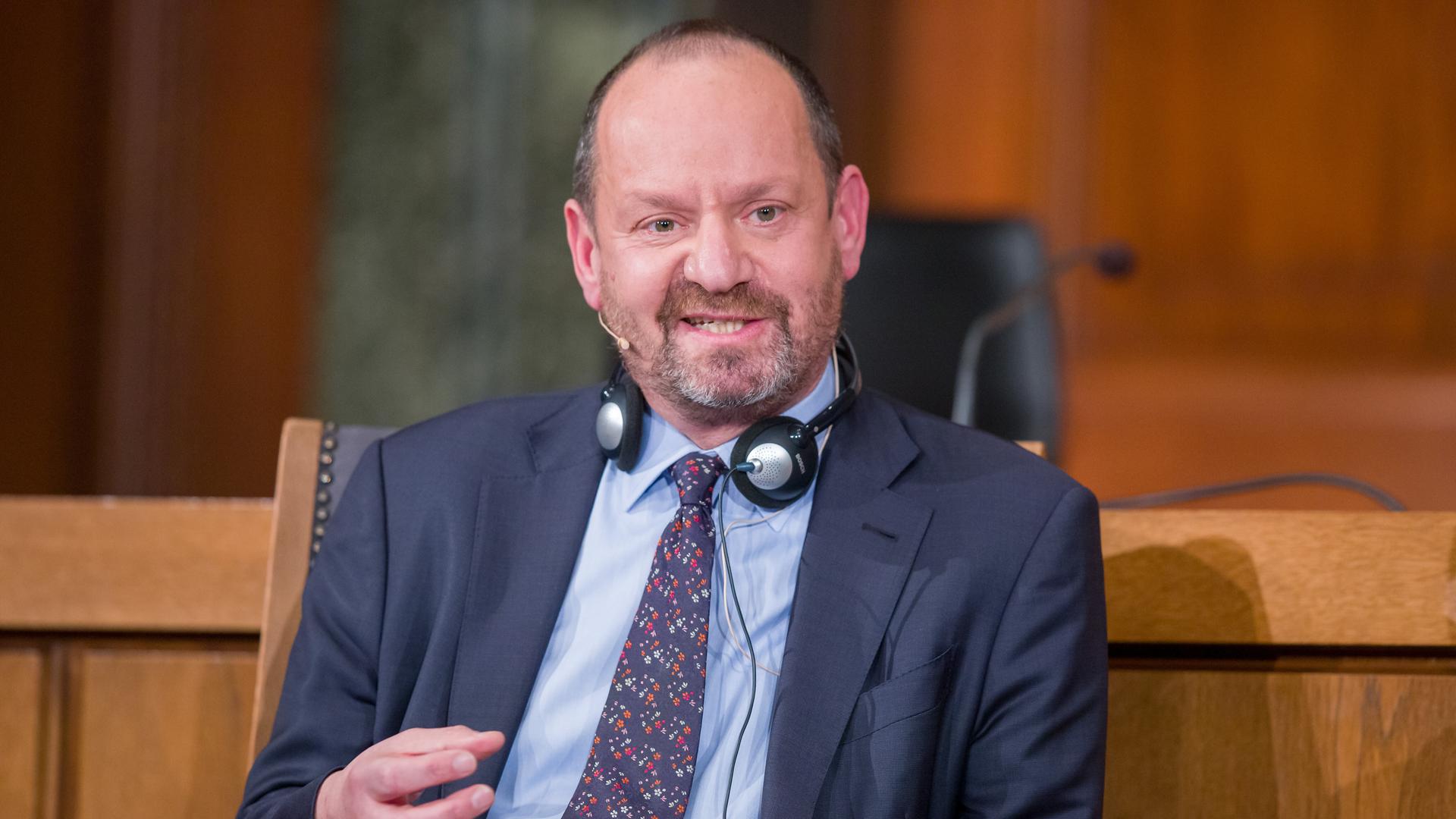 Philippe Sands, Autor, Jurist und Völkerrechtler spricht bei einer Podiumsdiskussion. 