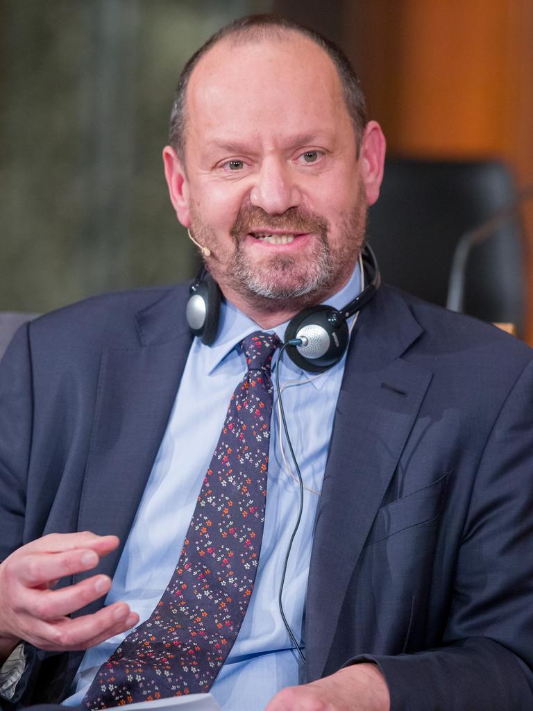 Philippe Sands, Autor, Jurist und Völkerrechtler spricht bei einer Podiumsdiskussion. Philippe Sands, Autor, Jurist und Völkerrechtler spricht bei einer Podiumsdiskussion.