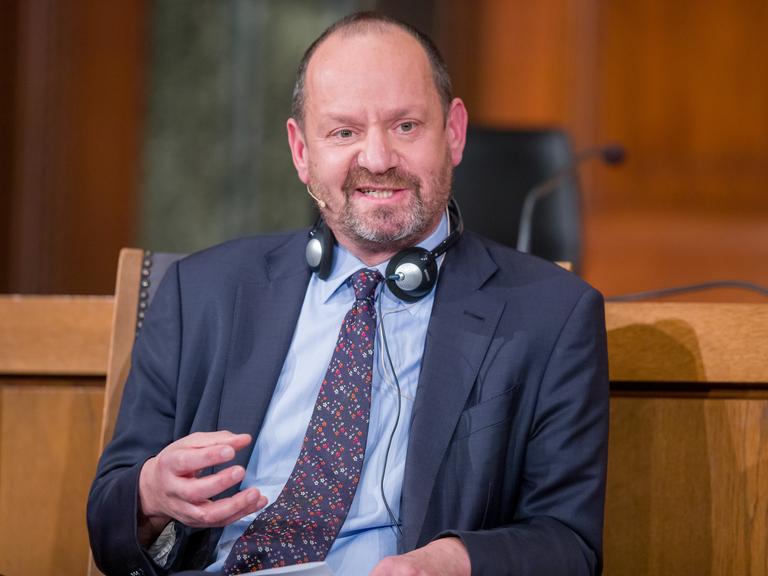 Philippe Sands, Autor, Jurist und Völkerrechtler spricht bei einer Podiumsdiskussion. Philippe Sands, Autor, Jurist und Völkerrechtler spricht bei einer Podiumsdiskussion.