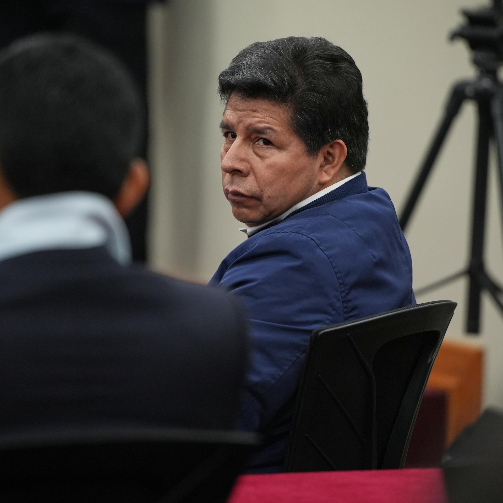Lima: Der ehemalige peruanische Präsident Pedro Castillo nimmt an der Anhörung zu seinem Urteil in einem Polizeistützpunkt am Rande von Lima teil.