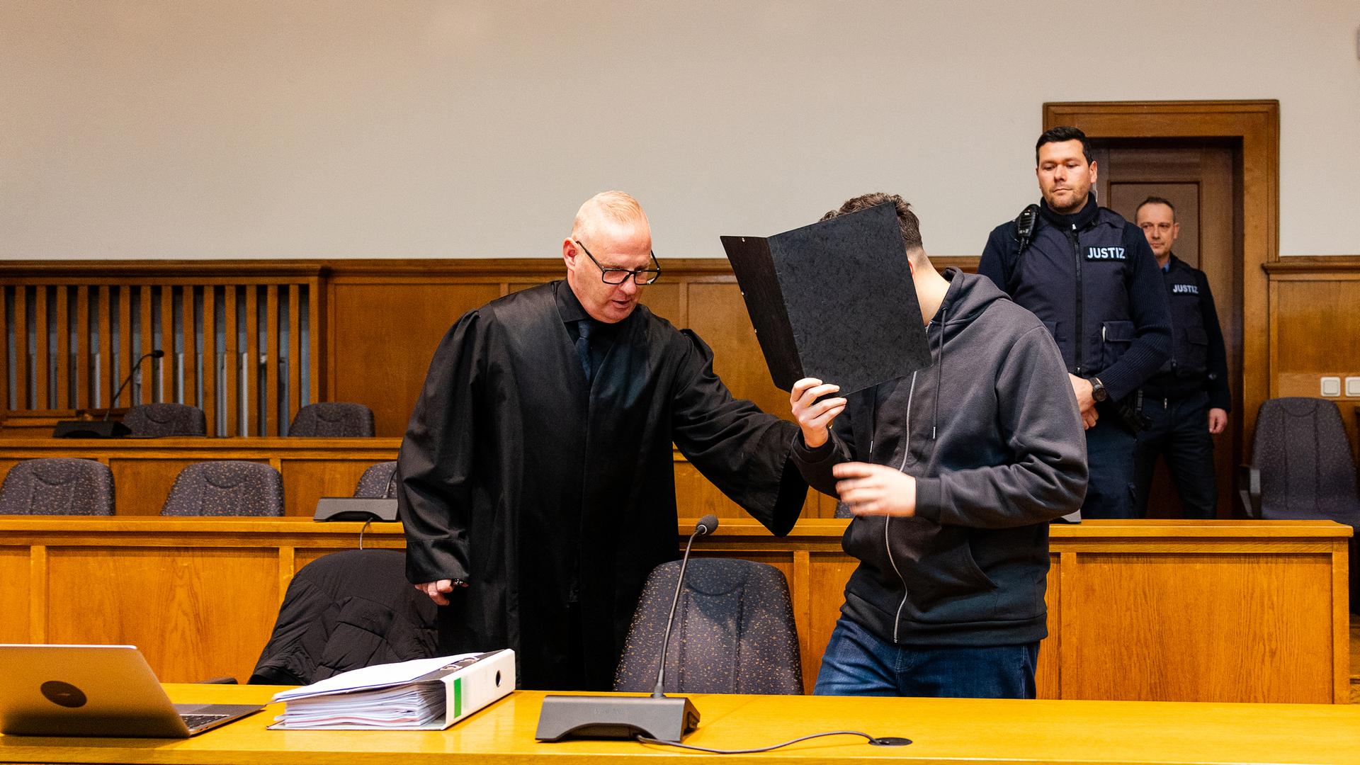 Saarbrücken: Der Angeklagte sitzt neben seinem Verteidiger Michael Rehberger in einem Sitzungssaal des Landgerichts Saarbrücken zu Beginn der Hauptverhandlung.