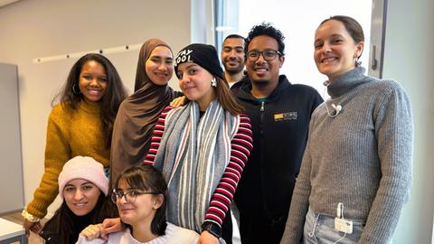 Auszubildende stellen sich im Caritas Pflegezentrum für ein Gruppenbild auf.