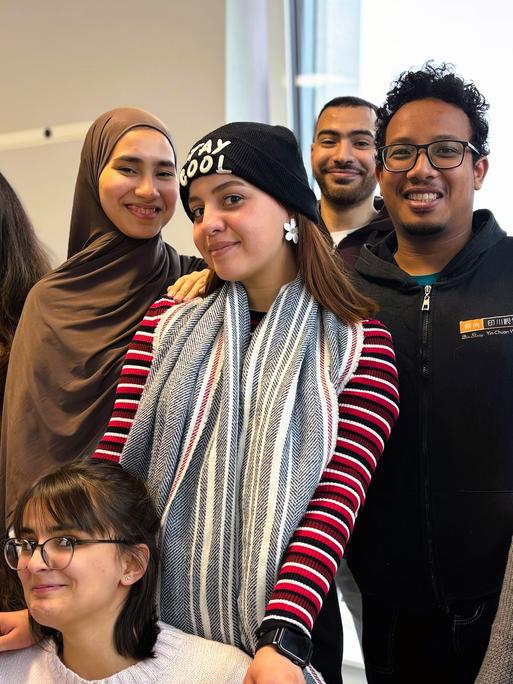 Auszubildende stellen sich im Caritas Pflegezentrum für ein Gruppenbild auf.