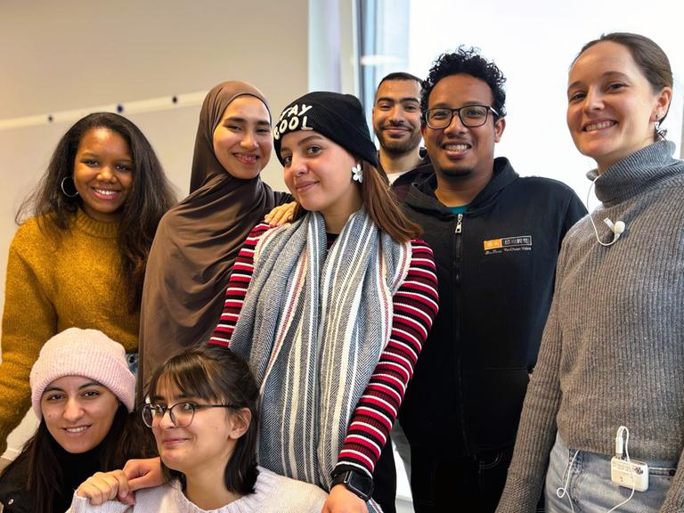 Auszubildende stellen sich im Caritas Pflegezentrum für ein Gruppenbild auf.
