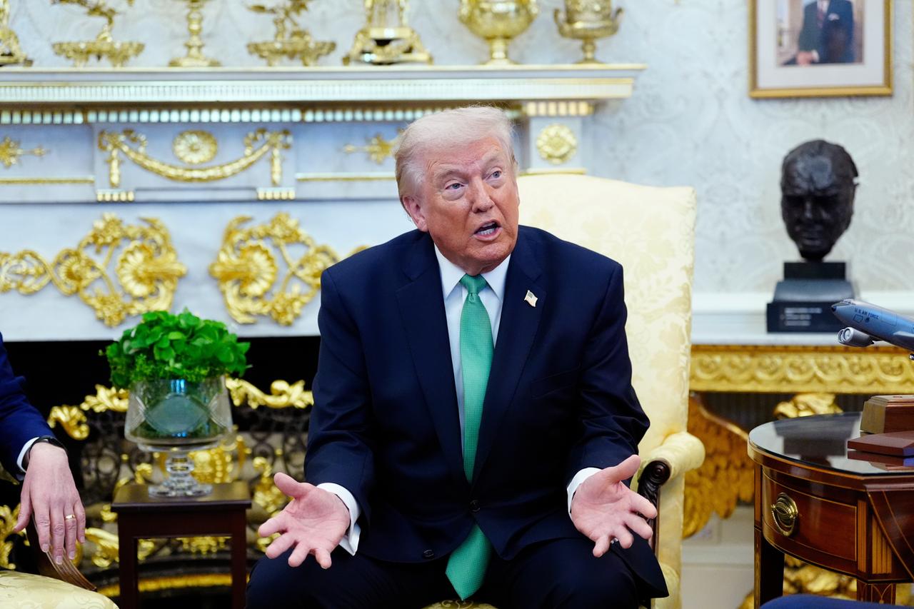 US-Präsident Donald Trump spricht und gestikuliert mit beiden Händen im Oval Office des Weißen Hauses.