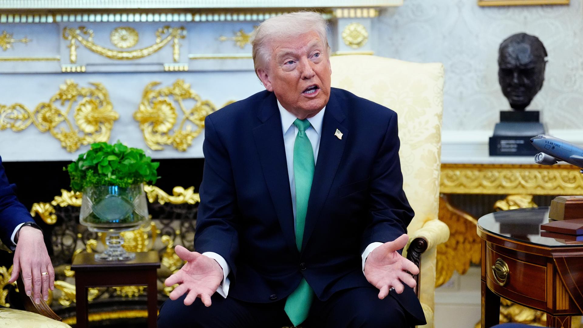 US-Präsident Donald Trump spricht und gestikuliert mit beiden Händen im Oval Office des Weißen Hauses.