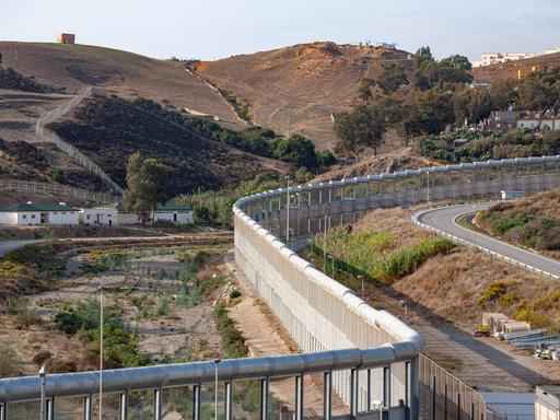 Grenzzaun an der EU -Außengrenzen in Ceuta. Auf der spanischen Exklave  befindet sich die EU Außengrenze zu Marokko