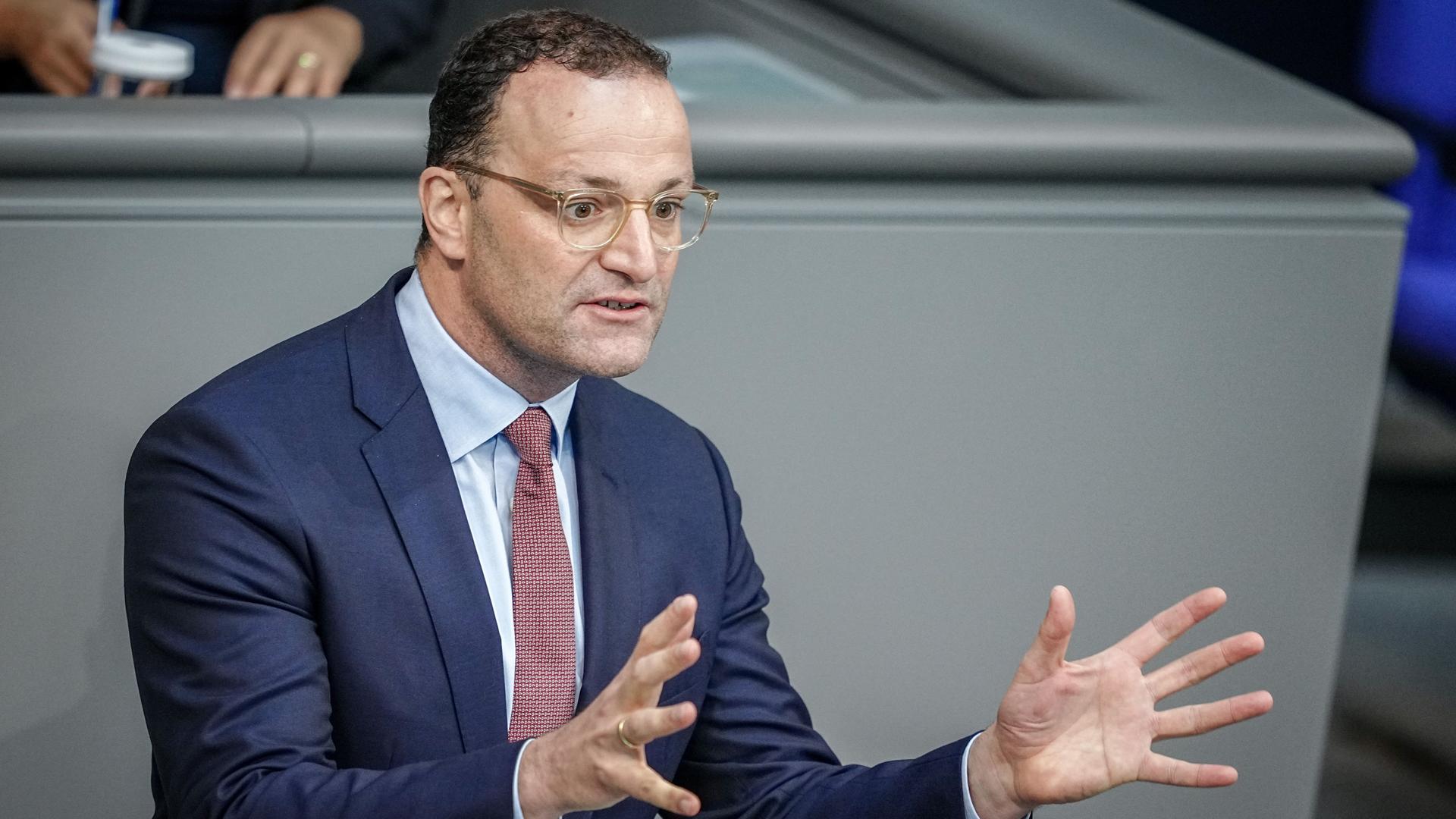 Berlin: Jens Spahn (CDU), stellvertretender Vorsitzender der CDU/CSU-Bundestagsfraktion, spricht im Plenum des Bundestags während der ersten Lesung zum Haushalt 2024.