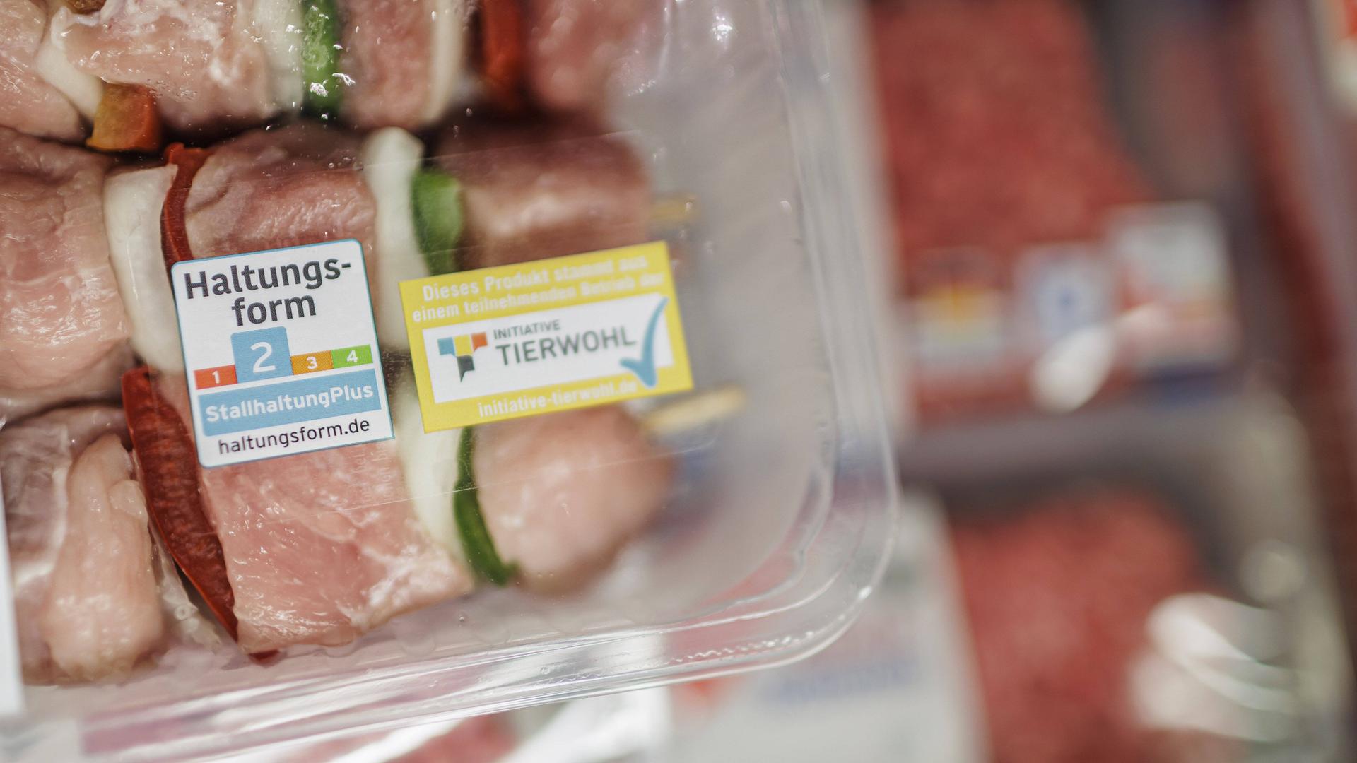 Fleisch in einer Verpackung, darauf der Hinweis auf die Haltungsform 2 und das Label Tierwohl.