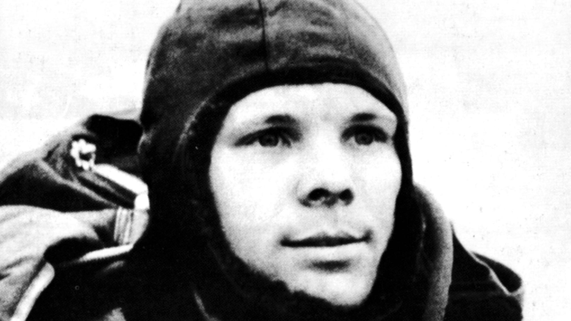 Eine schwarz-weiß Aufnahme zeigt den russischen Kosmonauten Juri Gagarin 
