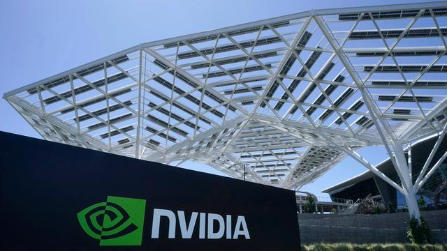Das Bild zeigt das Logo des US-Chipherstellers Nvidia vor der Firmenzentrale in Santa Clara.
