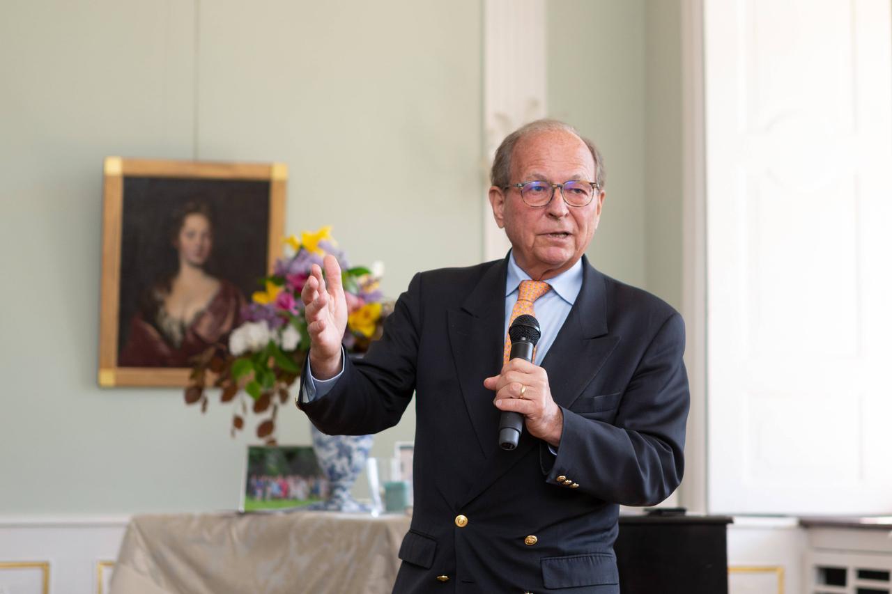 Der Diplomat und frühere Leiter der Münchner Sicherheitskonferenz, Wolfgang Ischinger, spricht bei einer Veranstaltung in ein Mikrofon