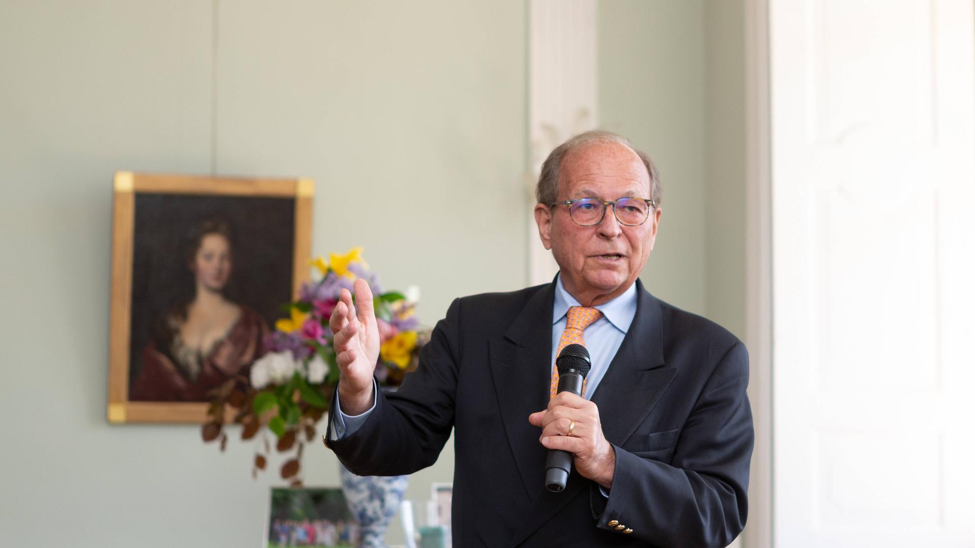 Der Diplomat und frühere Leiter der Münchner Sicherheitskonferenz, Wolfgang Ischinger, spricht bei einer Veranstaltung in ein Mikrofon