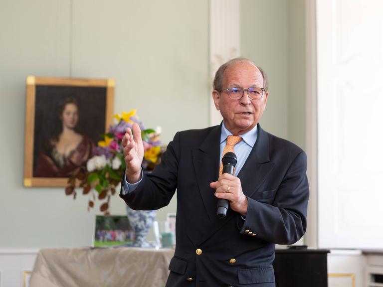 Der Diplomat und frühere Leiter der Münchner Sicherheitskonferenz, Wolfgang Ischinger, spricht bei einer Veranstaltung in ein Mikrofon