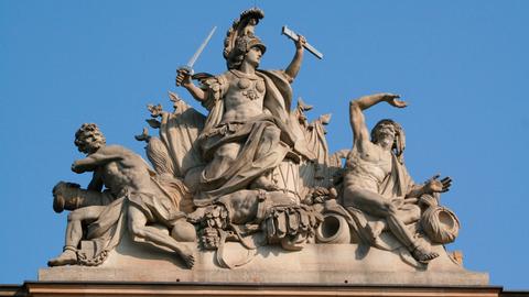 Auf dem Berliner Zeughaus ist eine Stein-Statue des römischen Kriegsgottes Mars, der seine Feinde unterwirft.