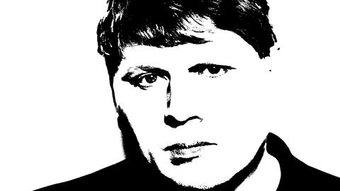 Sergej Newski blickt auf einem schwarz-weiß-Foto ernst in die Kamera.