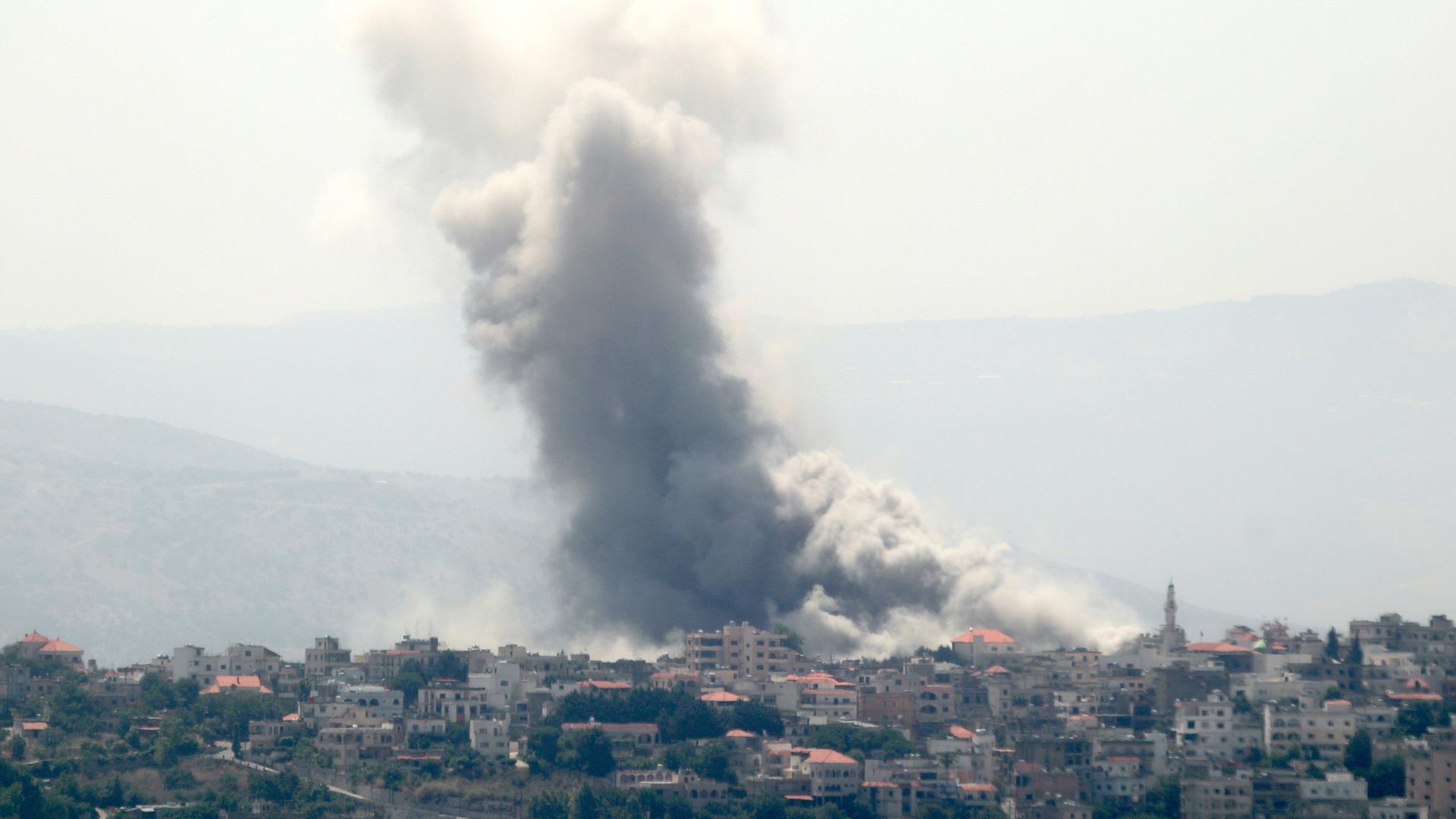 Eine dicke, grauschwarze Rauchsäule steht über den Ort Chiyam im Libanon. Ursache ist ein israelischer Luftangriff auf Hisbollah-Kämpfer. Drei Mitglieder der Miliz sollen dabei getötet worden sein. 