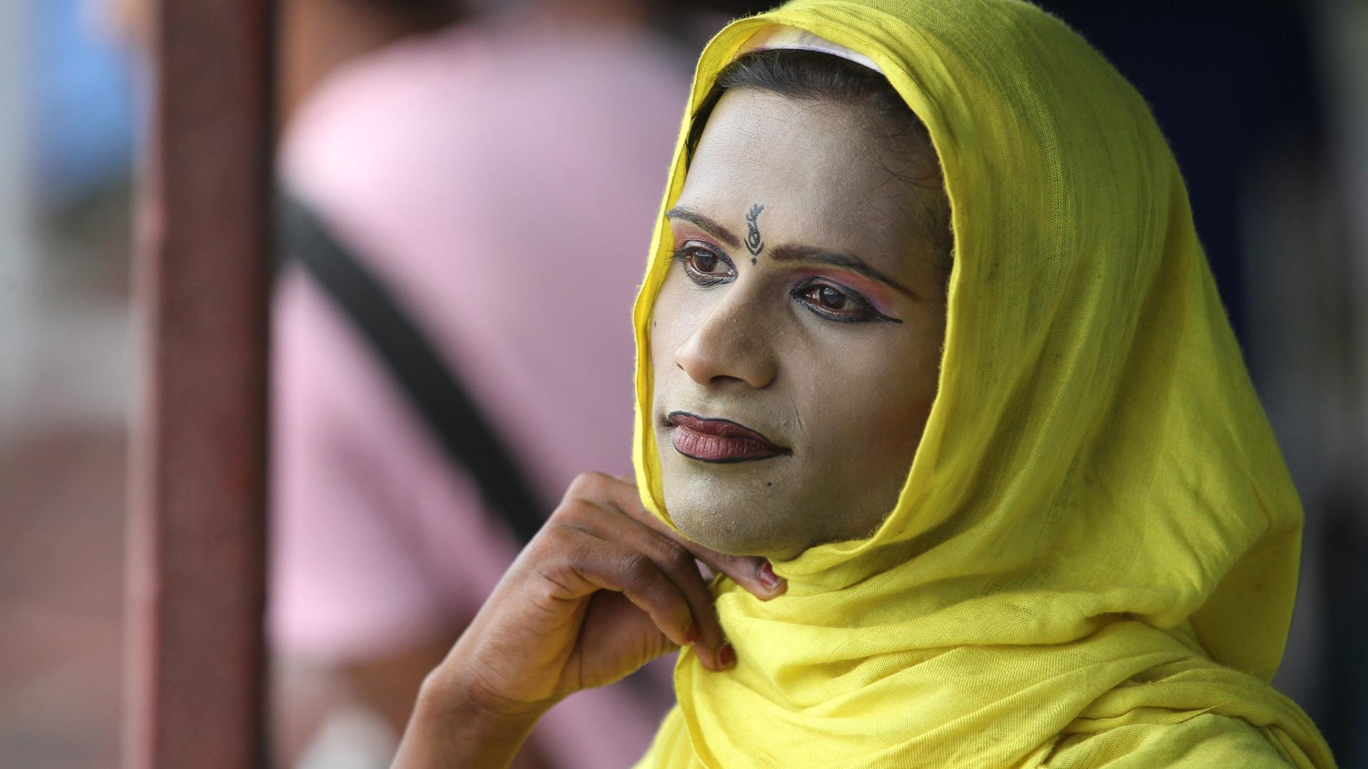 Porträt einer Hijras mit Kopftuch in Bangladesch