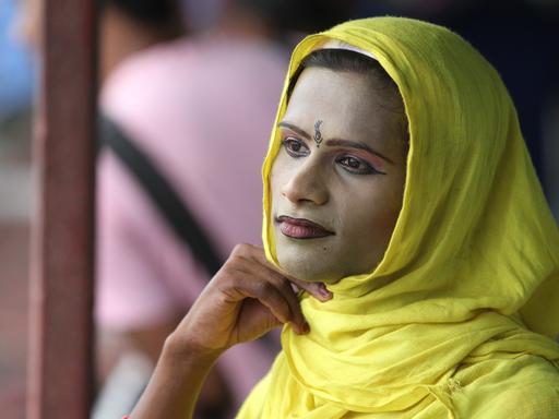 Porträt einer Hijras mit Kopftuch in Bangladesch