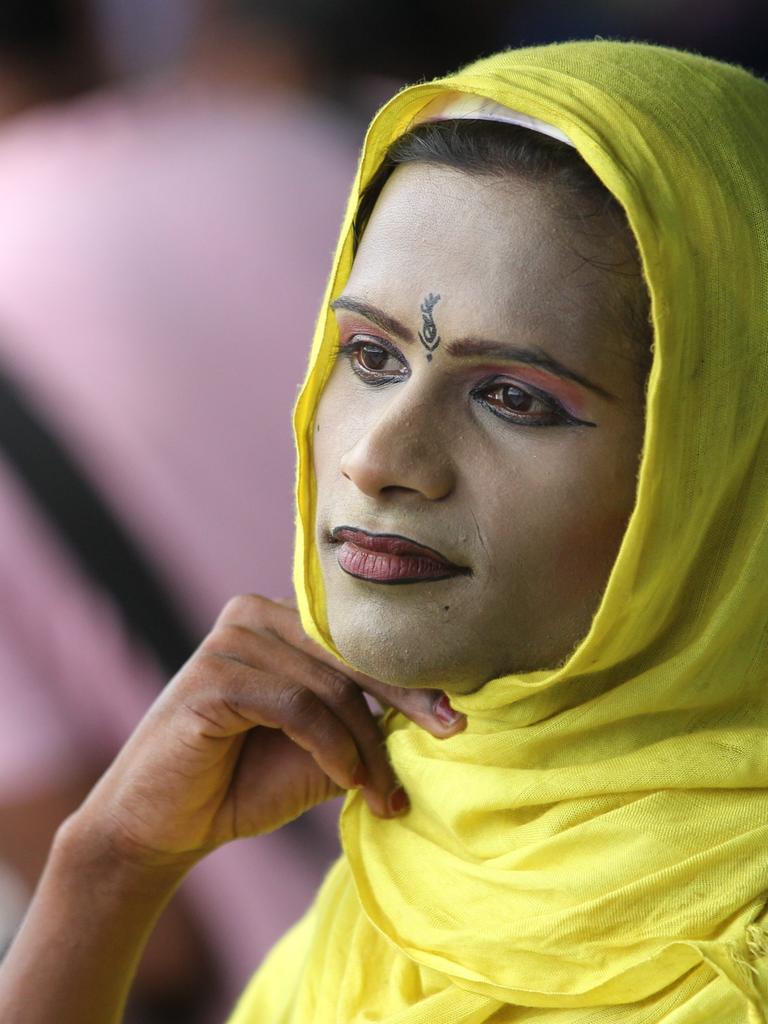 Porträt einer Hijras mit Kopftuch in Bangladesch