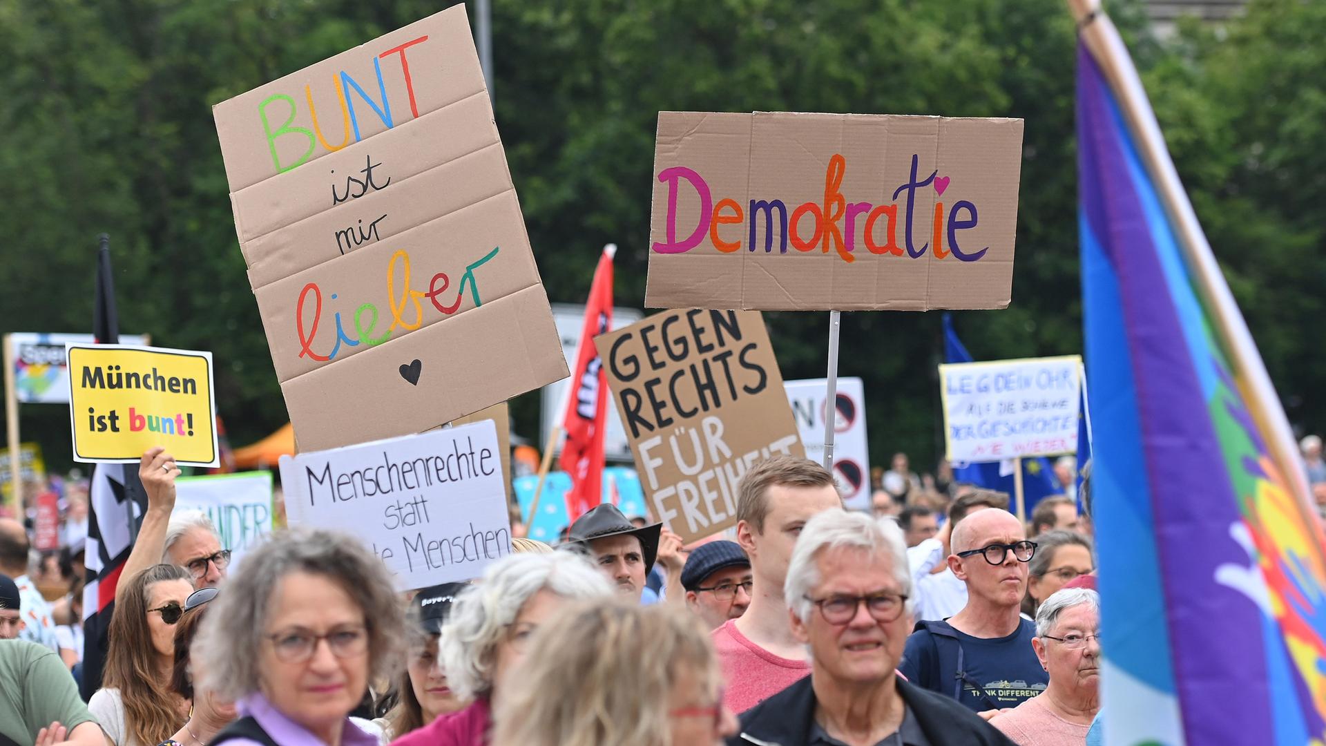 Menschen demonstrieren gegen Rechtsextremismus und für Demokratie.