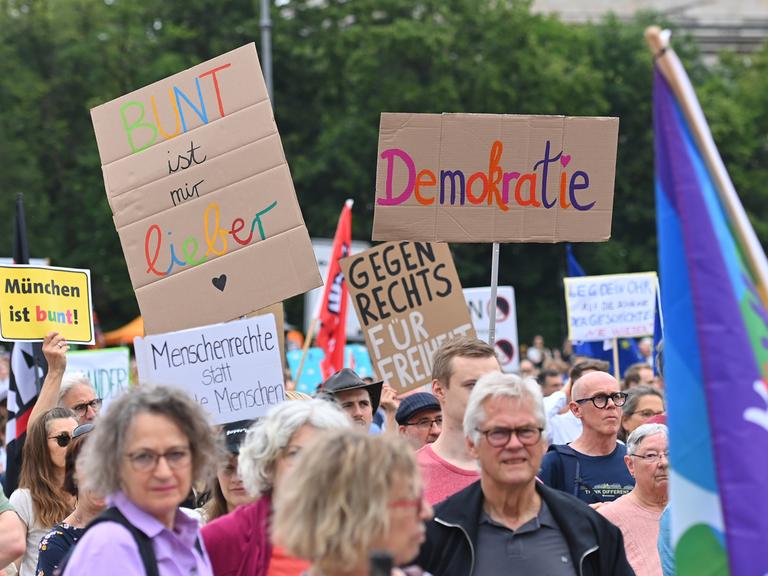 Menschen demonstrieren gegen Rechtsextremismus und für Demokratie.