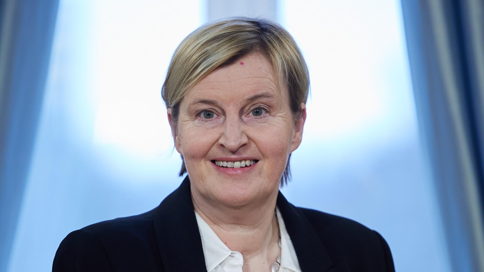 Dagmar Pruin, Präsidentin von Brot für die Welt und der Diakonie Katastrophenhilfe, lächelt in die Kamera. Dagmar Pruin, Präsidentin von Brot für die Welt und der Diakonie Katastrophenhilfe, lächelt in die Kamera.