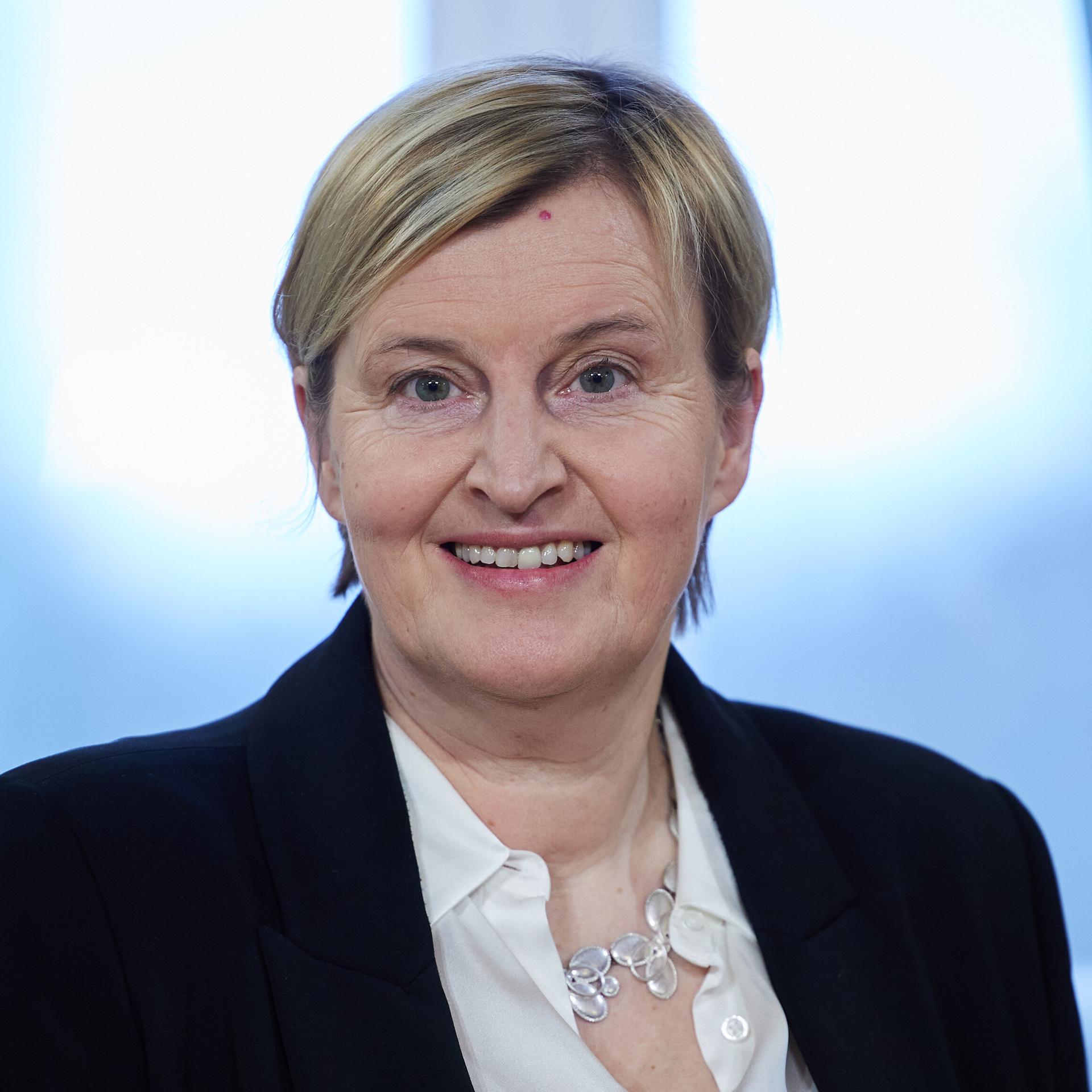 Dagmar Pruin, Präsidentin von Brot für die Welt und der Diakonie Katastrophenhilfe, lächelt in die Kamera.
