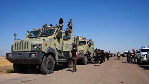 Das Bild zeigt Soldaten der syrischen Sicherheitskräfte, die sich mit ihren Fahrzeugen am Rande der Stadt Suwaida versammeln. 