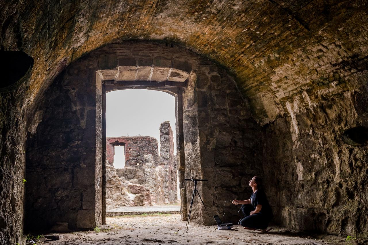 Mirjam Knörnschild bei der Aufnahme von Fledermaus-Tönen in einer alten Ruine des Fort San Lorenzo.