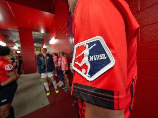 Das Logo der US-Frauenfußball-Liga NWSL auf dem Ärmel einer Schiedsrichterin.