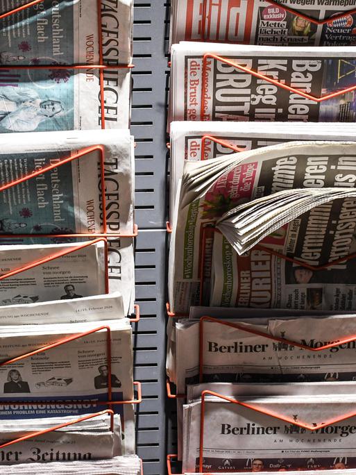 Zeitungen stecken in einem Zeitungsständer