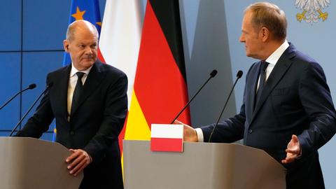 Bundeskanzler Scholz und der Ministerpräsident von Polen, Tusk, stehen bei einer Pressekonferenz an zwei Rednerpulten.