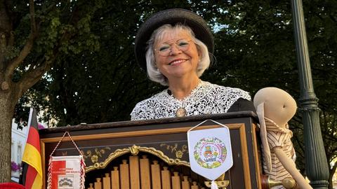 Die Berliner Drehorgelspielerin Christa Hohnhäuser ("Jubel-Jette") mit ihrem Leierkasten.