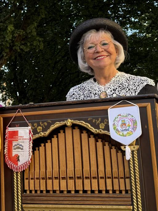 Die Berliner Drehorgelspielerin Christa Hohnhäuser ("Jubel-Jette") mit ihrem Leierkasten.