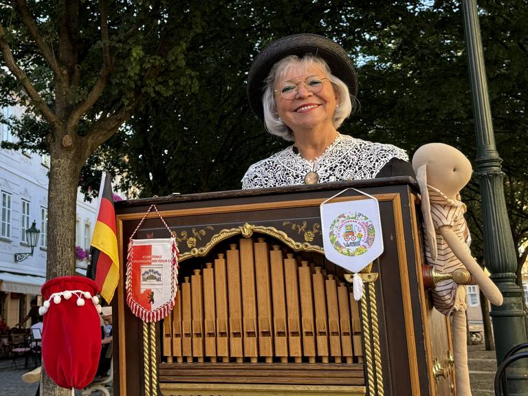 Die Berliner Drehorgelspielerin Christa Hohnhäuser ("Jubel-Jette") mit ihrem Leierkasten.