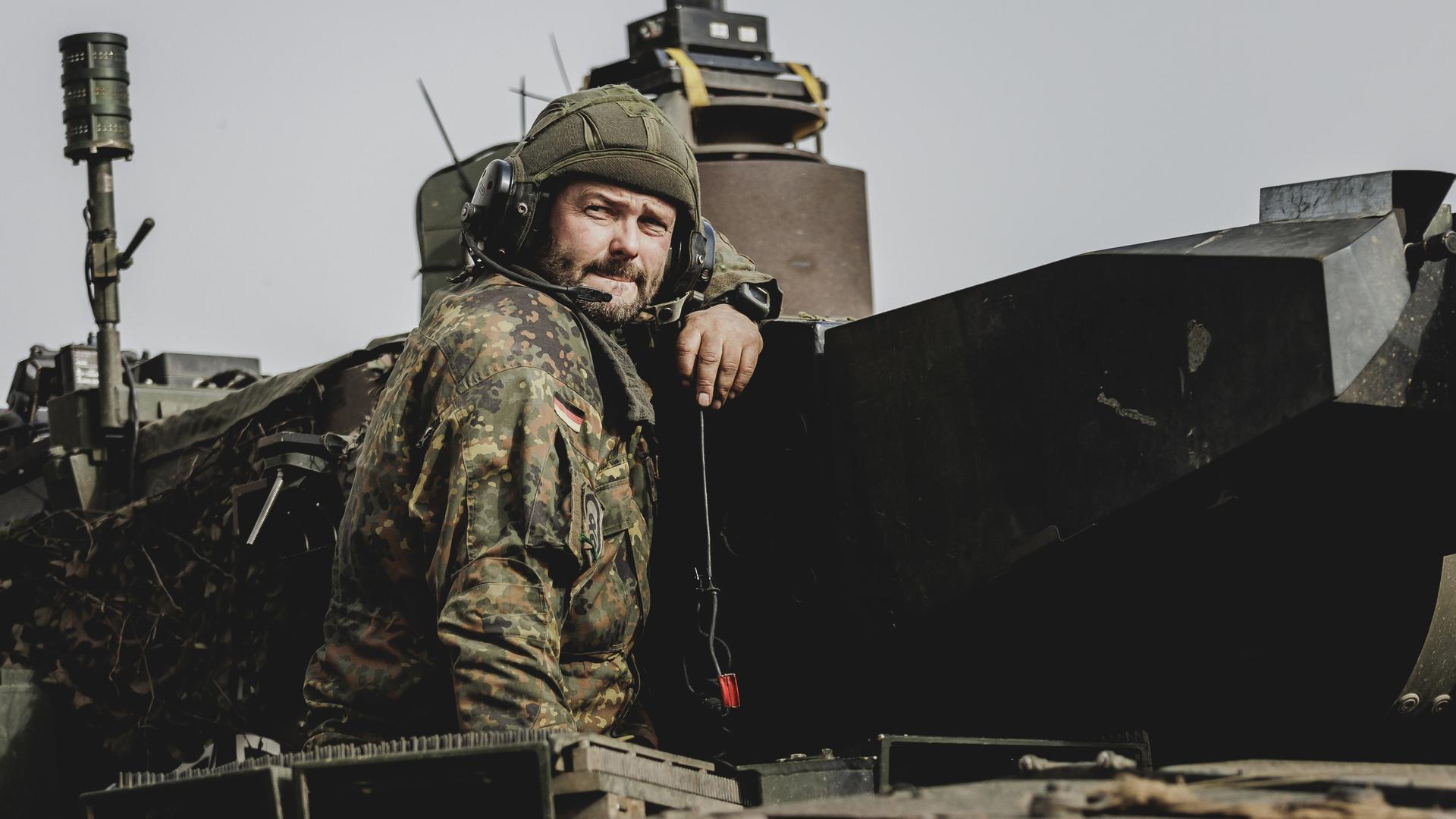 Soldat auf einem Panzer, aufgenommen im Rahmen einer Übung der Bundeswehr mit Streitkräften aus Norwegen und der Tschechischen Republik in der Übungsstadt Schnöggersburg.