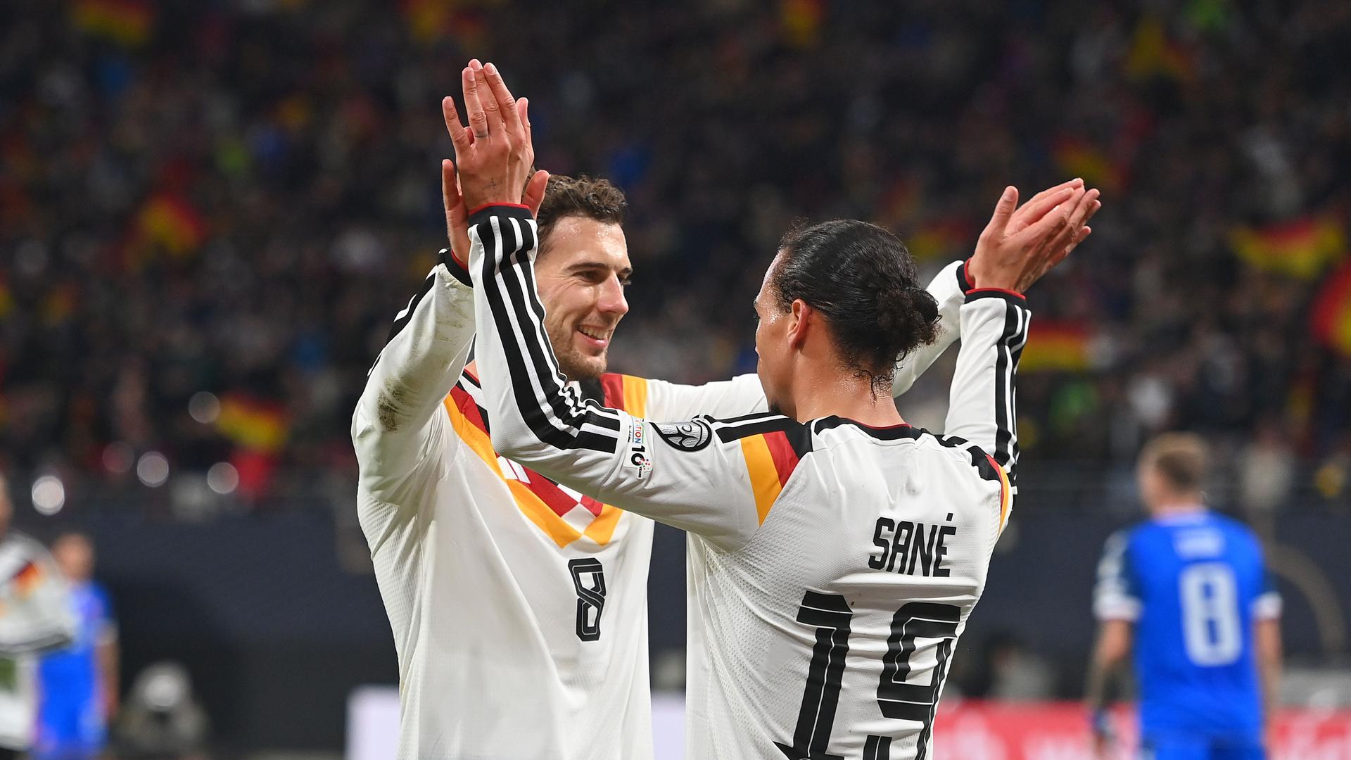 Leroy Sane und Leon Goretzka jubeln über den Sieg im Spiel gegen die Slowakei. Leroy Sane und Leon Goretzka jubeln über den Sieg im Spiel gegen die Slowakei.