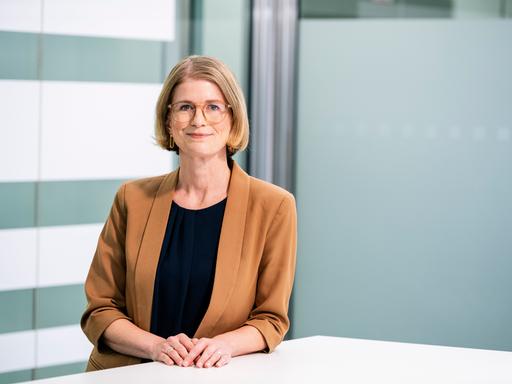 Porträtfoto von Susanne Schwarzbach, Chefredakteurin des Deutschlandfunk Porträtfoto von Susanne Schwarzbach, Chefredakteurin des Deutschlandfunk