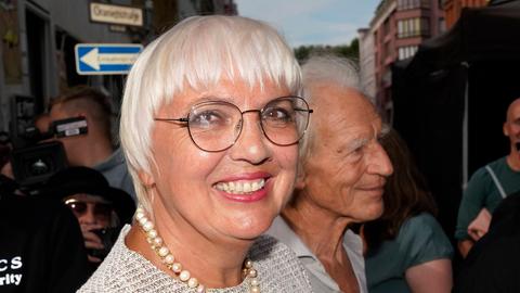 Claudia Roth lacht von Menschen umringt bei der Umbenennung des Heinrichplatzes in Rio-Reiser-Platz in Berlin-Kreuzberg am 21.08.2022.