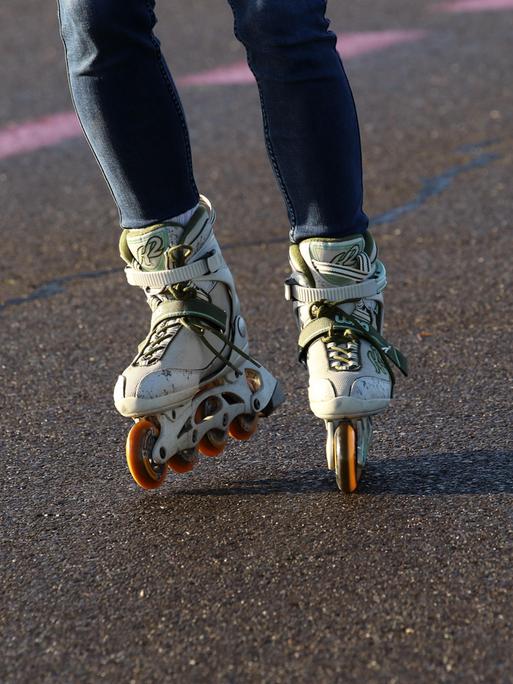 Inlineskater auf Asphalt