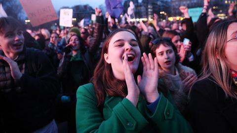 Frauen versammeln sich in der Nähe des Eiffelturms auf dem Place du Trocadero in Paris, Frankreich, am 4. März 2024, während der Übertragung der Parlamentsabstimmung zum Recht auf Abtreibung in der Verfassung