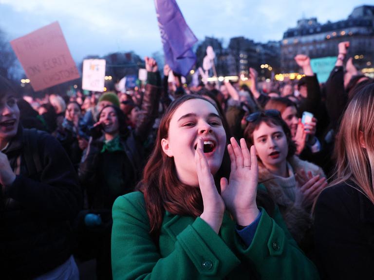 Frauen versammeln sich in der Nähe des Eiffelturms auf dem Place du Trocadero in Paris, Frankreich, am 4. März 2024, während der Übertragung der Parlamentsabstimmung zum Recht auf Abtreibung in der Verfassung