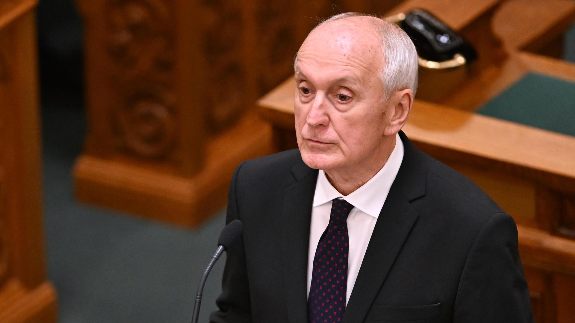 Der neue ungarische Präsident András Baka bei der Vereidigung in der Nationalversammlung. Er trägt einen schwarzen Anzug, hat schütteres Herr und blickt ernst. 