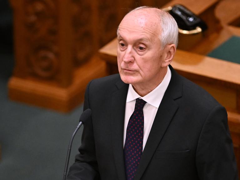 Der neue ungarische Präsident András Baka bei der Vereidigung in der Nationalversammlung. Er trägt einen schwarzen Anzug, hat schütteres Herr und blickt ernst. 
